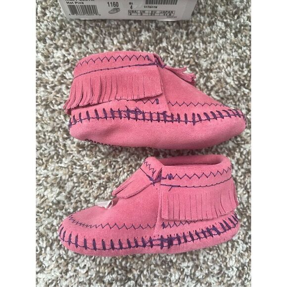 ❤️Minnetonka Moccasin Riley Booties for Infant - Picture 4 of 5